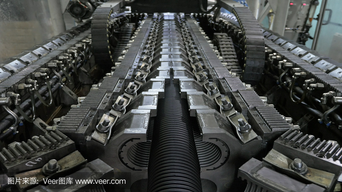 塑料水管制造。生產管子到工廠。用水和空氣的壓力在機床上制造塑料管的過程。特殊波紋形式。